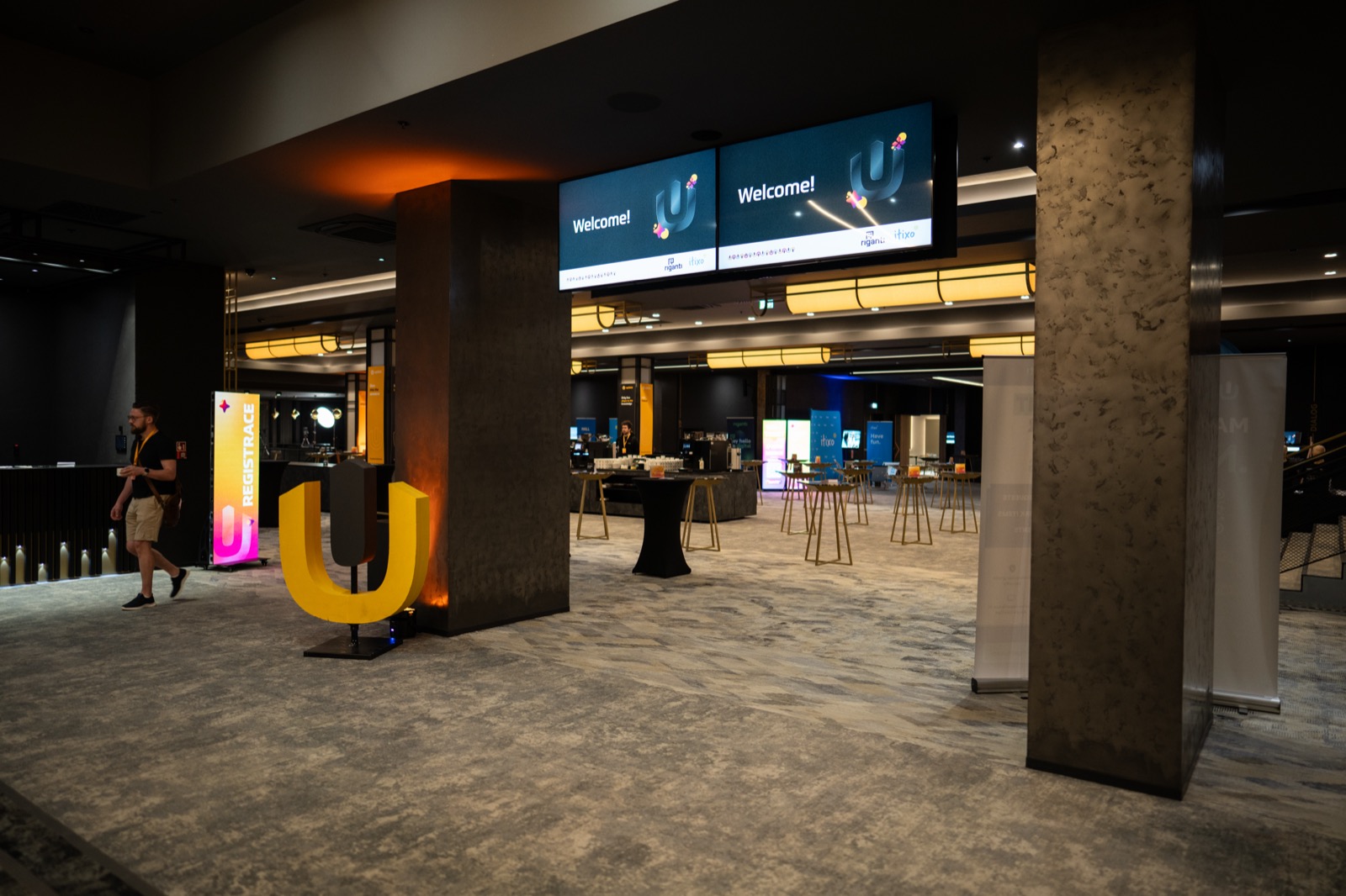 Update Conference — uvítací obrazovky nad vstupem do sálu
